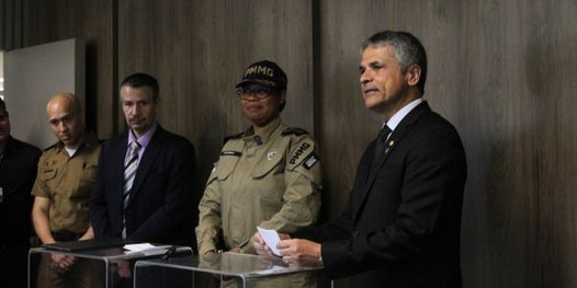 Foto do desembargador Carlos Henrique Perpétuo Braga durante discurso, observado por uma mulher ...