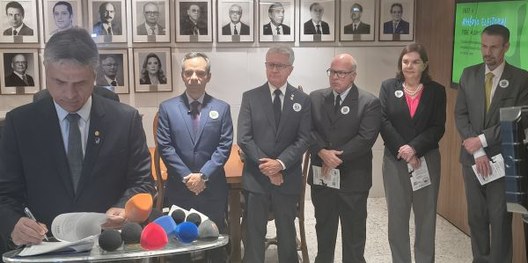 Foto do des. Carlos Henrique Perpétuo Braga, des. Sebastião Geraldo de Oliveira, procurador Max ...