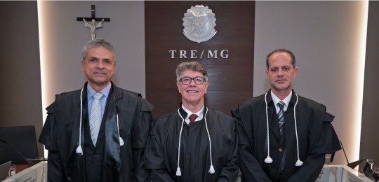 Desembargador Carlos Henrique Perpétuo Braga, juiz Carlos Donizetti e desembargador Júlio César ...