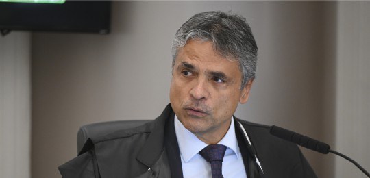 Foto do desembargador Carlos Henrique Perpétuo Braga falando ao microfone.
