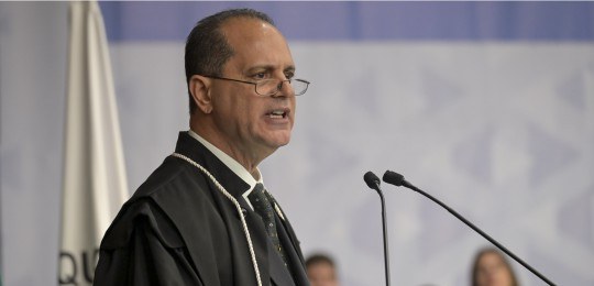 Desembargador Júlio Lorens durante discurso