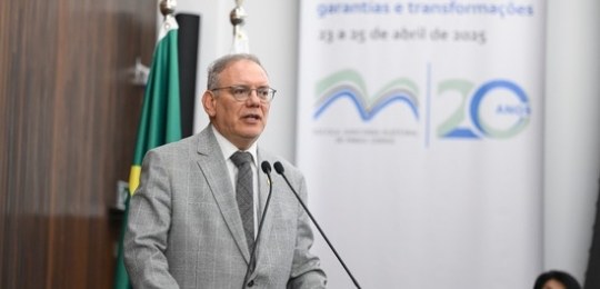 Desembargador Ramom Tácio entrega placa ao desembargador Paulo Tamburini.