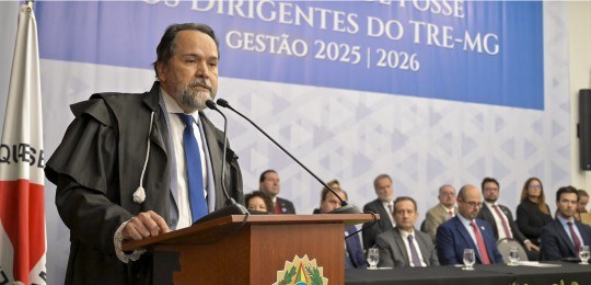 Desembargador Ramom Tácio durante discurso
