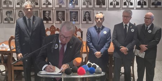Foto do des. Carlos Henrique Perpétuo Braga, des. Sebastião Geraldo de Oliveira, procurador Max ...