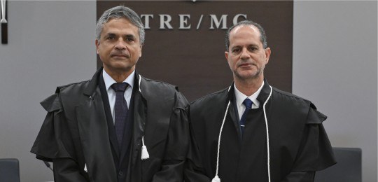 Desembargadores Carlos Henrique Braga e Júlio Lorens Desembargadores Carlos Henrique Perpétuo Braga (à esquerda) e Júlio César Lorens (à direita) Pos...