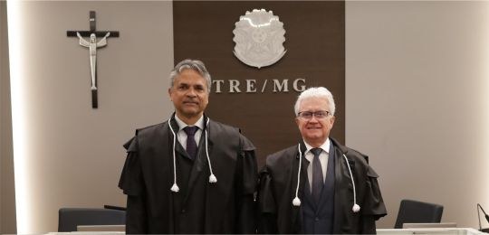 Desembargadores Carlos Henrique Perpétuo Braga e Sálvio Chaves Foto dos desembargadores Carlos Henrique Perpétuo Braga e Sálvio Chaves. Ambos usam uma toga pre...