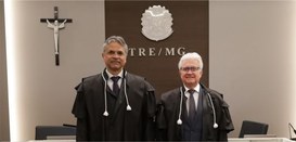 Foto dos desembargadores Carlos Henrique Perpétuo Braga e Sálvio Chaves. Ambos usam uma toga pre...