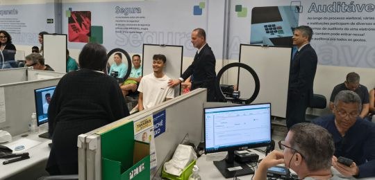 Foto mostra o desembargador Júlio César Lorens cumprimentando um rapaz. O desembargador Carlos H...