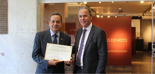 Doação para o Centro de Memória - certificado Desembargador José Marcos Vieira e desembargador Maurício Soares