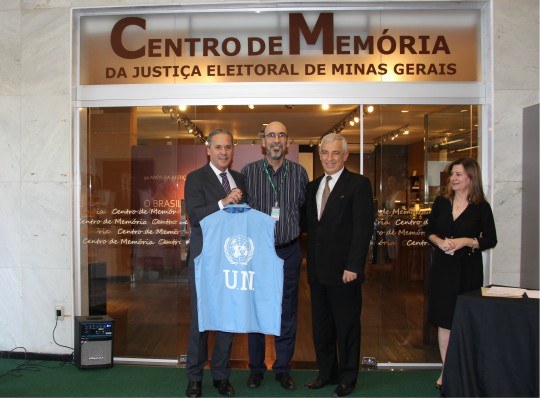 Doação para o Centro de Memória Desembargador Maurício Soares, servidor Flávio Caixeta e desembargador Octavio Boccalini