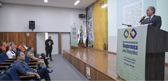 Desembargadores Maurício Soares no palco. À esquerda, parte da plateia.