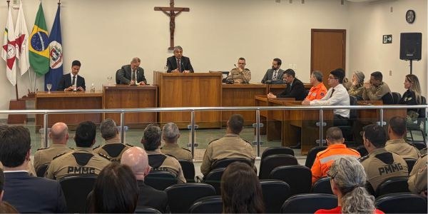 Foto mostra várias pessoas sentadas no ambiente de um Tribunal do Júri, na cidade de Pouso Alegre.