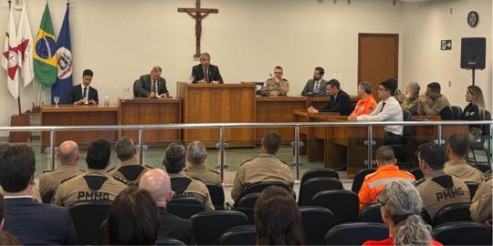 Foto mostra várias pessoas sentadas no ambiente de um Tribunal do Júri, na cidade de Pouso Alegre.