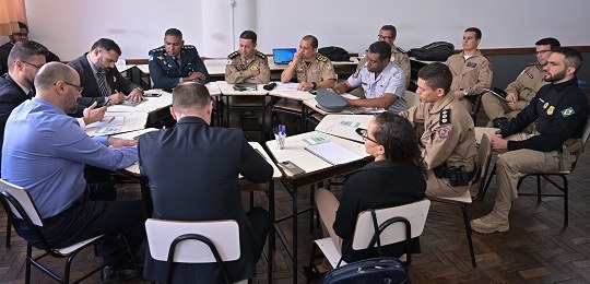 Pessoas sentadas ao redor de uma mesa nas oficinas do Encontro Nacional de Segurança nas Eleições.