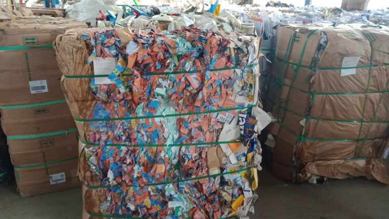 Foto de fardo de material de papel encaminhado para reciclagem