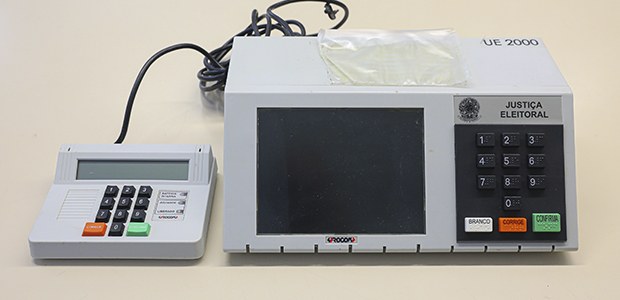 Foto mostra urna eletrônica modelo 2000