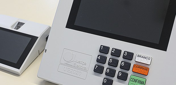 Foto de urna eletrônica modelo 2020