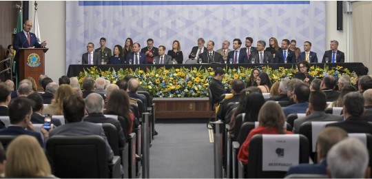 Desembargador Ramom Tácio durante discurso