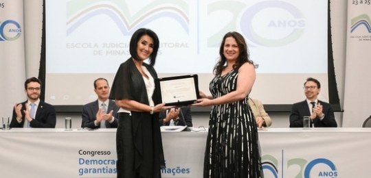 Desembargador Ramom Tácio entrega placa ao desembargador Paulo Tamburini.