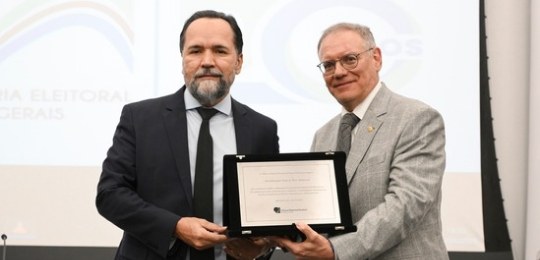 Desembargador Ramom Tácio entrega placa ao desembargador Paulo Tamburini.