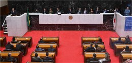 Desembargador Maurício Soares (à esquerda) discursa no plenário da ALMG.