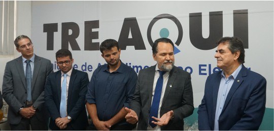 Desembargador Ramom Tácio(segundo da direita para a esquerda) é observado por quatro homens enqu...