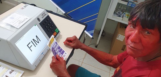 Indígena Maxacali usa a urna eletrônica em treinamento