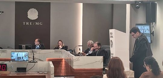 Juiz Ricardo Barouch vota na urna eletrônica Jurista Ricardo Barouch, integrante da Corte Eleitoral de MG, vota na urna eletrônica.