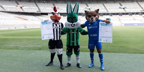 Foto do Galão da Massa, Coelhão e Raposão segurando colinhas