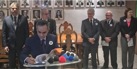 Foto do des. Carlos Henrique Perpétuo Braga, des. Sebastião Geraldo de Oliveira, procurador Max ...