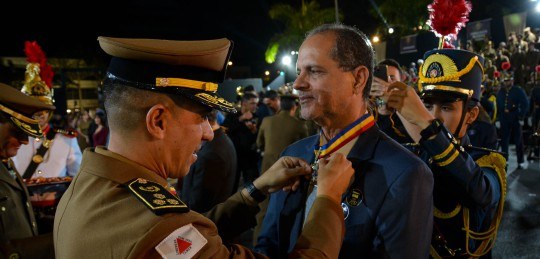Governador Romeu Zema entrega medalha ao desembargador Ramom Tácio.