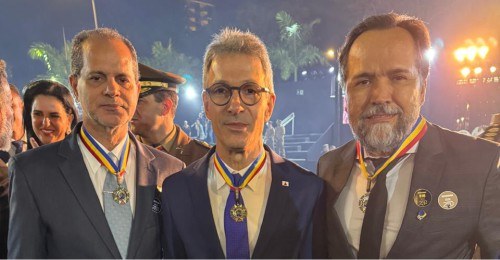 Governador Romeu Zema entrega medalha ao desembargador Ramom Tácio.