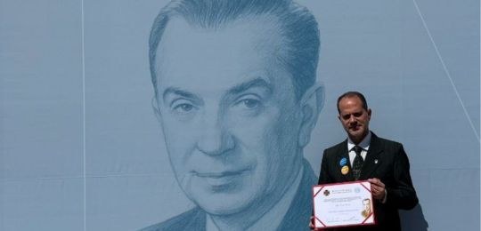 Foto do presidente do TRE-MG no recebimento da medalha JK 2025