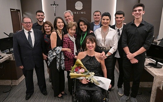 Família de Noriko Tsukamoto posa para foto.