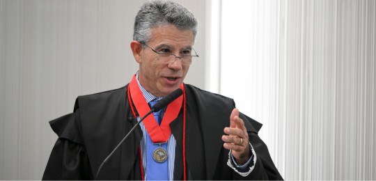 Procurador José Jairo Gomes durante discurso.