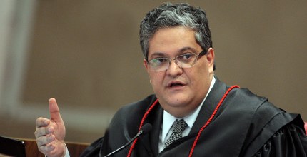 Ministro Henrique Neves durante sessão plenária do TSE em 03.11.2015 Ministro Henrique Neves durante sessão plenária do TSE