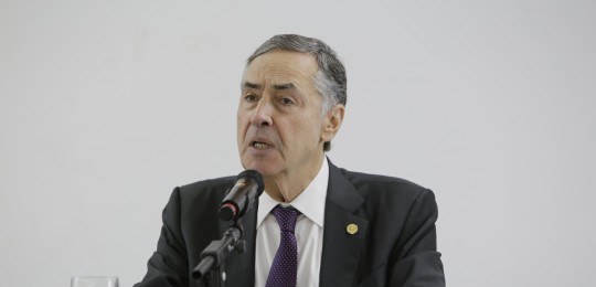 Ministro Luís Roberto Barroso durante discurso.