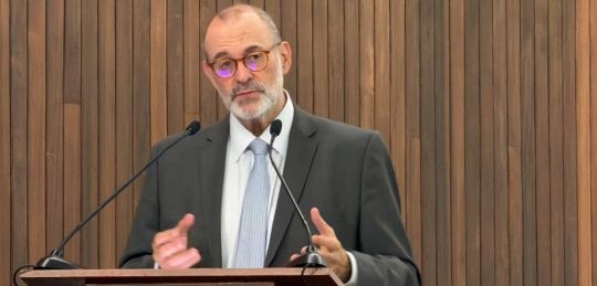 Foto do ministro Sebastião Alves dos Reis Júnior durante palestra.