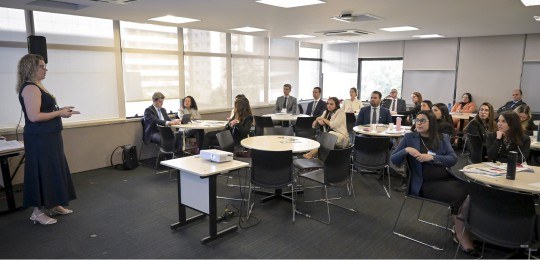 Desembargador Júlio César Lorens durante discurso. Ele está de pé, no canto esquerdo da foto. À ...