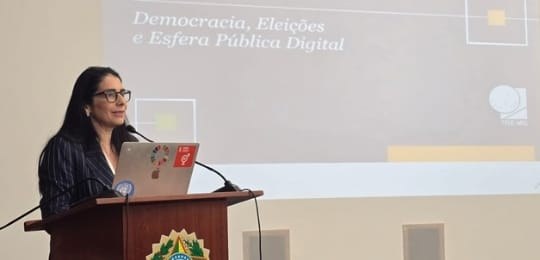 Foto da ministra Estela Aranha durante palestra