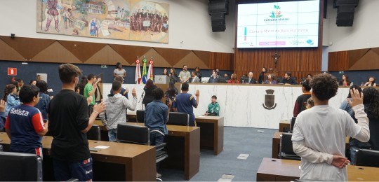 Autoridades e estudantes no Plenário da Câmara Municipal de Belo Horizonte