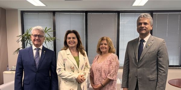 Desembargador Sálvio Chaves, desembargadora Mônica Sifuentes, juíza Cláudia Helena Batista, dese...