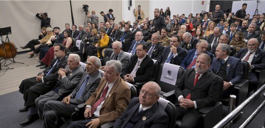Desembargador Ramom Tácio durante discurso