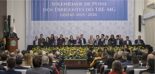 Posse dos novos dirigentes do TRE-MG Desembargador Júlio Lorens durante discurso. Ele está de pé no canto esquerdo. A foto também mos...