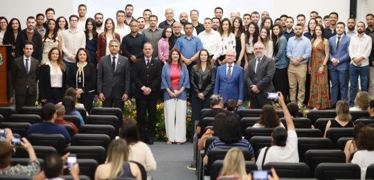 Servidores e dirigentes do TRE-MG posam para a foto