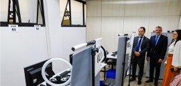 Foto mostra guichês de atendimento em uma sala na Câmara Municipal de Belo Horizonte. Ao fundo, ...