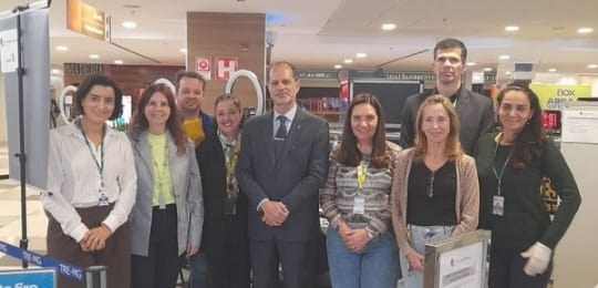 Foto mostra o presidente do TRE (ao centro, de terno), posando com servidores em um posto de ate...