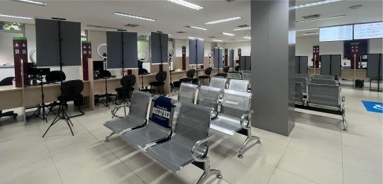 posto UAI Foto mostra guichês de atendimento e cadeiras de espera em uma sala com piso claro e paredes bra...