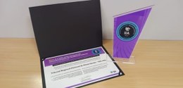 Foto do troféu e certificado do Prêmio IIA MAY 2025