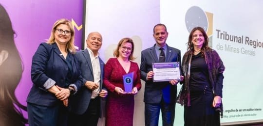 Equipe do TRE-MG recebe prêmio IIA May 2025.